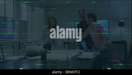 Collaborer avec des collègues en tenue professionnelle en examinant des documents à la table de conférence, avec tablette Banque D'Images