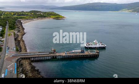 Vue aérienne par drone du ferry MV Loch Frisa au départ du terminal de ferry Criagnure sur l'île de Mull en route vers Oban, Argyle & Bute, Écosse Banque D'Images