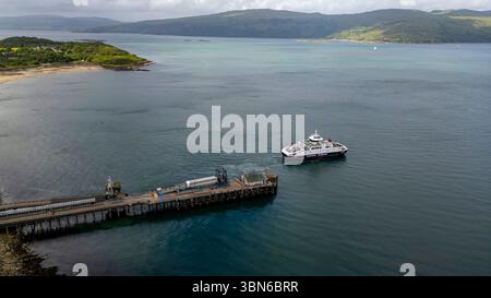 Vue aérienne par drone du ferry MV Loch Frisa au départ du terminal de ferry Criagnure sur l'île de Mull en route vers Oban, Argyle & Bute, Écosse Banque D'Images