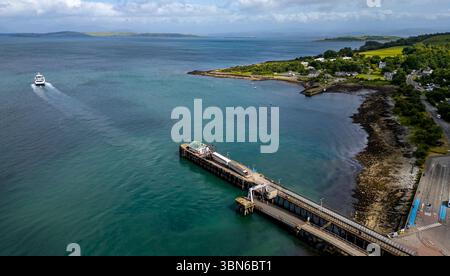 Vue aérienne par drone du ferry MV Loch Frisa au départ du terminal de ferry Criagnure sur l'île de Mull en route vers Oban, Argyle & Bute, Écosse Banque D'Images