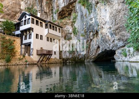 Monastère derviche historique par la rivière à Blagaj Spring, Bosnie Banque D'Images