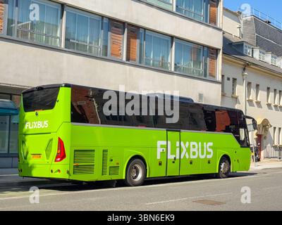 Cardiff, pays de Galles, Royaume-Uni - 18 juin 2025 : vue latérale d'un bus express exploité par la compagnie de bus économique FlixBus s'est arrêté dans le centre-ville de Cardiff Banque D'Images