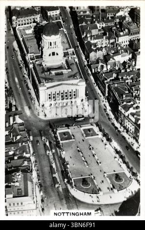 Le centre de Nottingham, Angleterre, vu de l'ouest. De la série de cartes de cigarettes 'Britain from the Air' qui a été publiée en 1939 par J.A. Pattreiouex Ltd., une compagnie de tabac basée à Manchester connue pour produire des cigarettes Senior Service. À cette époque, la société appartenait à Gallagher's.. Banque D'Images