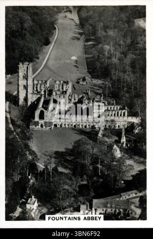 Vue aérienne de l'abbaye de Fountains à Ripon, Yorkshire, Angleterre, qui a été construite par des moines cisterciens au XIIe siècle. De la série de cartes de cigarettes 'Britain from the Air' qui a été publiée en 1939 par J.A. Pattreiouex Ltd., une compagnie de tabac basée à Manchester connue pour produire des cigarettes Senior Service. À cette époque, la société appartenait à Gallagher's.. Banque D'Images