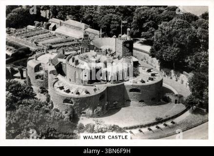 Vue aérienne du château de Walmer dans le Kent, en Angleterre - construit à l'origine par Henri VIII et utilisé comme résidence officielle du Lord Warden of the Cinque ports. De la série de cartes de cigarettes 'Britain from the Air' qui a été publiée en 1939 par J.A. Pattreiouex Ltd., une compagnie de tabac basée à Manchester connue pour produire des cigarettes Senior Service. À cette époque, la société appartenait à Gallagher's.. Banque D'Images