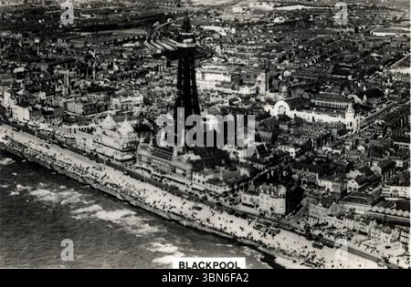 Vue aérienne de Blackpool, Lancashire, Angleterre - un paysage de plage dominé par Blackpool Tower et d'autres bâtiments emblématiques. De la série de cartes de cigarettes 'Britain from the Air' qui a été publiée en 1939 par J.A. Pattreiouex Ltd., une compagnie de tabac basée à Manchester connue pour produire des cigarettes Senior Service. À cette époque, la société appartenait à Gallagher's.. Banque D'Images