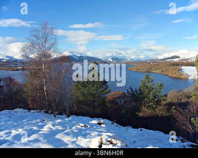Les collines de Luss, Loch Lomond et Ben Lomond par une journée d'hiver lumineuse et enneigée. Vu de la West Highland Way à Craigie Fort, Balmaha, Écosse. Banque D'Images