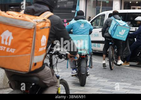 Deliveroo & Just Eat Couriers à Brighton, Royaume-Uni Banque D'Images