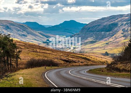 Une vue d'une route serpentant à travers les montagnes galloises accidentées près de Bala, pays de Galles au printemps Banque D'Images