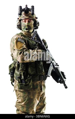 Soldat équipé d'un équipement de combat moderne tenant un fusil, transmettant la disponibilité et la discipline. Isolée sur fond blanc, l'image représente milit Banque D'Images