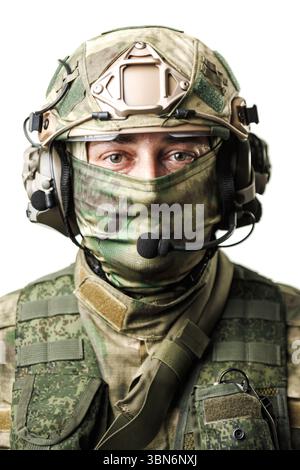 L'image montre un soldat en tenue stratégique, équipé d'un casque et d'un équipement tactique. L'expression indique le dévouement et la disponibilité, avec t Banque D'Images