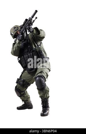 Un soldat en équipement tactique de protection complet, équipé d'un fusil, debout dans une position de combat préparée. Représentation de la stratégie, de la sécurité et du def Banque D'Images