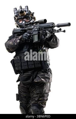 Un soldat lourdement équipé vêtu d'un équipement camouflage tactique tient une arme à feu, représentant le professionnalisme, la furtivité et la préparation à l'action dans un o militaire Banque D'Images