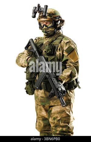 Un soldat équipé d'un équipement high-tech et d'un costume de camouflage militaire pose avec une arme. L'image incarne la force, la disponibilité et le professionnalisme, Banque D'Images