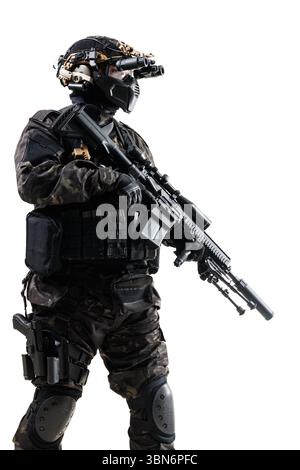 Un soldat vêtu d'un équipement de combat moderne équipé d'armes avancées, prêt pour une mission difficile. La configuration met l'accent sur une préparation méticuleuse Banque D'Images