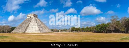 Le temple de Kukulcan, El Castillo, dans le centre de Chichen Itza, Yucatan, Mexique Banque D'Images