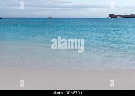 Plage de sable avec eau turquoise à Gardner Bay sur l'île d'Espanola, parc national des Galapagos, Équateur. Banque D'Images