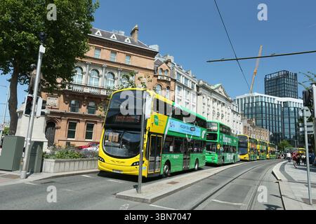 Dublin, Irlande - 11 juin 2025 - lmage d'une ligne de bus sur College Street dans le centre-ville de Dublin pendant une période de temps ensoleillé dans la capitale irlandaise Banque D'Images
