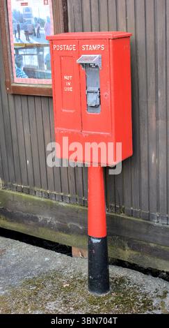 Un distributeur automatique de timbres à pièces de type F du bureau de poste britannique ; cette version vendait un livre de timbres de 50 pence et est exposée à Sandtoft, Royaume-Uni Banque D'Images