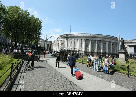 Dublin, Irlande - 11 juin 2025 - Une vue de l'entrée principale du Trinity College Dublin, College Green dans le centre-ville de Dublin pendant une période de temps ensoleillé dans la capitale irlandaise Banque D'Images
