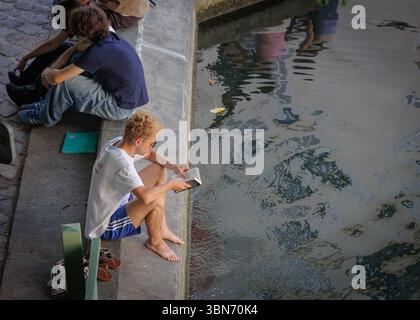 Saint Ouen, Paris, France. 30 juin 2025. Quatre-vingt-quatre départements sont en alerte de canicule orange, avec des températures susceptibles de dépasser 40Â°C dans certaines régions, une canicule qui devrait durer au moins jusqu’au milieu de la semaine. À Paris, France, le 30 juin 2025. (Crédit image : © Sadak Souici/ZUMA Press Wire) USAGE ÉDITORIAL SEULEMENT ! Non destiné à UN USAGE commercial ! Banque D'Images