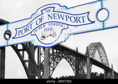 Newport, Oregon, États-Unis - 27 février 2017 : un panneau pour la jetée de pêche publique du port de Newport est affiché avec le pont de la baie de Yaquina. Banque D'Images