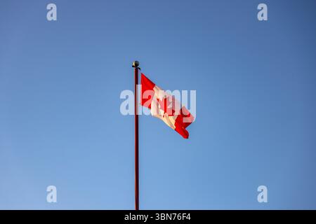 Canada drapeau dans une résistance avec un ciel bleu en arrière-plan Banque D'Images