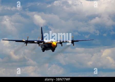 Un avion C-130 Hercules à hélice vole dans le ciel au-dessus de Wantagh, New York Banque D'Images