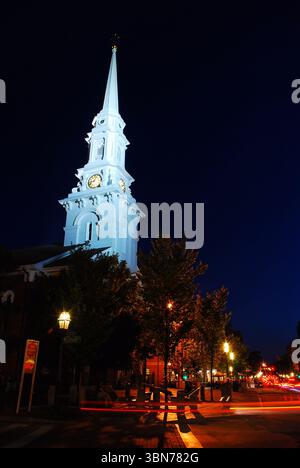 Le clocher de l'église Old North à Portsmouth, New Hampshire, est illuminé et se distingue dans le quartier du centre-ville Banque D'Images