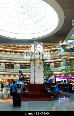 Une grande horloge se trouve dans le hall de l'atrium de l'aéroport international Hartsfeld Jackson d'Atlanta, offrant aux voyageurs un endroit pour se détendre avant et après un vol Banque D'Images