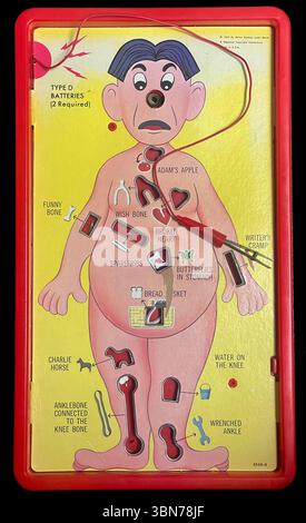 Un jeu de société pour enfants appelé Operation impliquait de supprimer des parties de bande dessinée du corps d'un homme, a été créé par John Spinello, et a été publié par Milton Bradley en 1965. Il est actuellement produit par Hasbro, avec une valeur de franchise estimée à 40 millions de dollars. Banque D'Images
