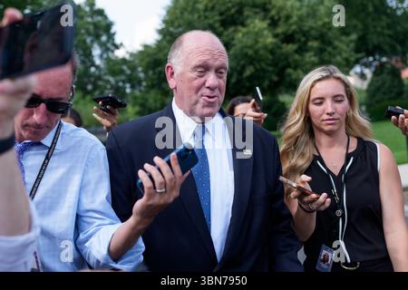 Le tsar de la frontière de la Maison Blanche Tom Homan quitte un coup de presse devant l'aile ouest de la Maison Blanche à Washington DC, le lundi 30 juin 2025. Crédit : Aaron Schwartz/CNP Banque D'Images