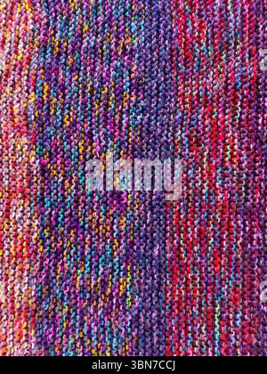 Fil de laine de différentes couleurs tricoté en utilisant le point de jarretière comme texture de fond détaillée Banque D'Images