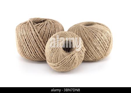 Trois boules de ficelle de jute naturelle à texture grossière et fibreuse étroitement enroulées et disposées par taille. La plus petite boule devant les plus grandes derrière showcasin Banque D'Images