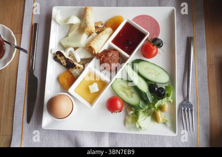 Plateau de petit déjeuner turc avec une variété d'ingrédients frais Banque D'Images