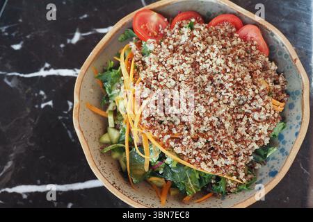Saladier sain avec quinoa et légumes frais Banque D'Images