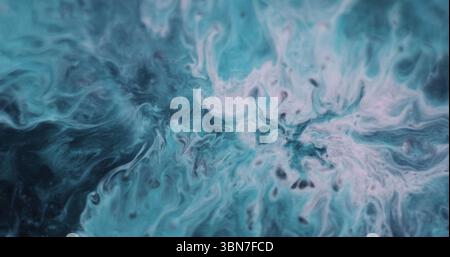 Mélange d'encre. Taches abstraites. Flou flou bleu violet flou liquide eau goutte à goutte particules brillantes se propageant sur fond noir foncé art. Banque D'Images