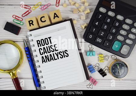 RCA - acronyme de l'analyse des causes fondamentales sur le bloc-notes, les affaires et l'arrière-plan de concept financier Banque D'Images