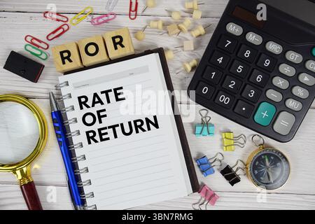ROR - acronyme du taux de rendement sur le bloc-notes, Business and Financial concept background Banque D'Images