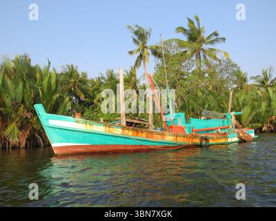 Bateau de pêche bleu vert dans la jungle sur la rivière Praek Tuek Chhu à Kampot Banque D'Images