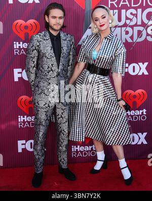 (FILE) Katy Perry et Orlando Bloom se sont séparés après près de 10 ans ensemble. LOS ANGELES, CALIFORNIE, États-Unis - 14 MARS : Zedd (Anton Zaslavski) et la chanteuse américaine, auteur-compositeur et personnalité de la télévision Katy Perry portant une robe Paskal, des gants Majesty Black, des boucles d'oreilles Vintage et des chaussures des collections Katy Perry arrivent aux iHeartRadio Music Awards 2019 qui se tiennent au Microsoft Theater at L.A. Live le 14 mars 2019 à Los Angeles, Californie, États-Unis. (Photo de Xavier Collin/image Press Agency) Banque D'Images