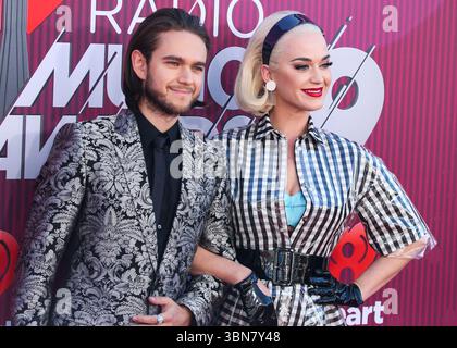 (FILE) Katy Perry et Orlando Bloom se sont séparés après près de 10 ans ensemble. LOS ANGELES, CALIFORNIE, États-Unis - 14 MARS : Zedd (Anton Zaslavski) et la chanteuse américaine, auteur-compositeur et personnalité de la télévision Katy Perry portant une robe Paskal, des gants Majesty Black, des boucles d'oreilles Vintage et des chaussures des collections Katy Perry arrivent aux iHeartRadio Music Awards 2019 qui se tiennent au Microsoft Theater at L.A. Live le 14 mars 2019 à Los Angeles, Californie, États-Unis. (Photo de Xavier Collin/image Press Agency) Banque D'Images
