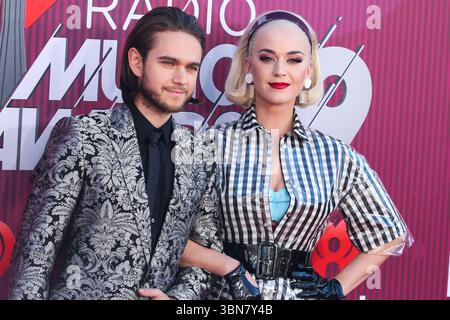 (FILE) Katy Perry et Orlando Bloom se sont séparés après près de 10 ans ensemble. LOS ANGELES, CALIFORNIE, États-Unis - 14 MARS : Zedd (Anton Zaslavski) et la chanteuse américaine, auteur-compositeur et personnalité de la télévision Katy Perry portant une robe Paskal, des gants Majesty Black, des boucles d'oreilles Vintage et des chaussures des collections Katy Perry arrivent aux iHeartRadio Music Awards 2019 qui se tiennent au Microsoft Theater at L.A. Live le 14 mars 2019 à Los Angeles, Californie, États-Unis. (Photo de Xavier Collin/image Press Agency) Banque D'Images
