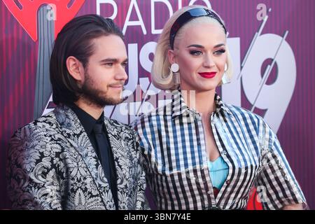 (FILE) Katy Perry et Orlando Bloom se sont séparés après près de 10 ans ensemble. LOS ANGELES, CALIFORNIE, États-Unis - 14 MARS : Zedd (Anton Zaslavski) et la chanteuse américaine, auteur-compositeur et personnalité de la télévision Katy Perry portant une robe Paskal, des gants Majesty Black, des boucles d'oreilles Vintage et des chaussures des collections Katy Perry arrivent aux iHeartRadio Music Awards 2019 qui se tiennent au Microsoft Theater at L.A. Live le 14 mars 2019 à Los Angeles, Californie, États-Unis. (Photo de Xavier Collin/image Press Agency) Banque D'Images
