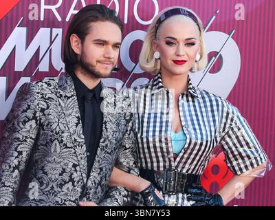 (FILE) Katy Perry et Orlando Bloom se sont séparés après près de 10 ans ensemble. LOS ANGELES, CALIFORNIE, États-Unis - 14 MARS : Zedd (Anton Zaslavski) et la chanteuse américaine, auteur-compositeur et personnalité de la télévision Katy Perry portant une robe Paskal, des gants Majesty Black, des boucles d'oreilles Vintage et des chaussures des collections Katy Perry arrivent aux iHeartRadio Music Awards 2019 qui se tiennent au Microsoft Theater at L.A. Live le 14 mars 2019 à Los Angeles, Californie, États-Unis. (Photo de Xavier Collin/image Press Agency) Banque D'Images