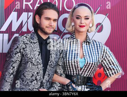 (FILE) Katy Perry et Orlando Bloom se sont séparés après près de 10 ans ensemble. LOS ANGELES, CALIFORNIE, États-Unis - 14 MARS : Zedd (Anton Zaslavski) et la chanteuse américaine, auteur-compositeur et personnalité de la télévision Katy Perry portant une robe Paskal, des gants Majesty Black, des boucles d'oreilles Vintage et des chaussures des collections Katy Perry arrivent aux iHeartRadio Music Awards 2019 qui se tiennent au Microsoft Theater at L.A. Live le 14 mars 2019 à Los Angeles, Californie, États-Unis. (Photo de Xavier Collin/image Press Agency) Banque D'Images