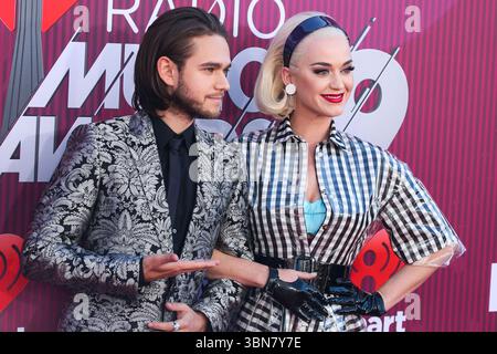(FILE) Katy Perry et Orlando Bloom se sont séparés après près de 10 ans ensemble. LOS ANGELES, CALIFORNIE, États-Unis - 14 MARS : Zedd (Anton Zaslavski) et la chanteuse américaine, auteur-compositeur et personnalité de la télévision Katy Perry portant une robe Paskal, des gants Majesty Black, des boucles d'oreilles Vintage et des chaussures des collections Katy Perry arrivent aux iHeartRadio Music Awards 2019 qui se tiennent au Microsoft Theater at L.A. Live le 14 mars 2019 à Los Angeles, Californie, États-Unis. (Photo de Xavier Collin/image Press Agency) Banque D'Images