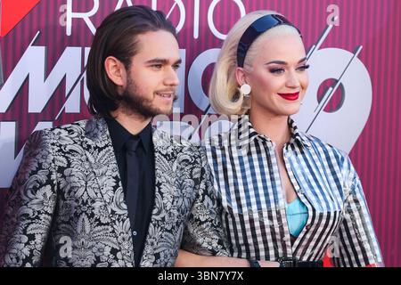 (FILE) Katy Perry et Orlando Bloom se sont séparés après près de 10 ans ensemble. LOS ANGELES, CALIFORNIE, États-Unis - 14 MARS : Zedd (Anton Zaslavski) et la chanteuse américaine, auteur-compositeur et personnalité de la télévision Katy Perry portant une robe Paskal, des gants Majesty Black, des boucles d'oreilles Vintage et des chaussures des collections Katy Perry arrivent aux iHeartRadio Music Awards 2019 qui se tiennent au Microsoft Theater at L.A. Live le 14 mars 2019 à Los Angeles, Californie, États-Unis. (Photo de Xavier Collin/image Press Agency) Banque D'Images