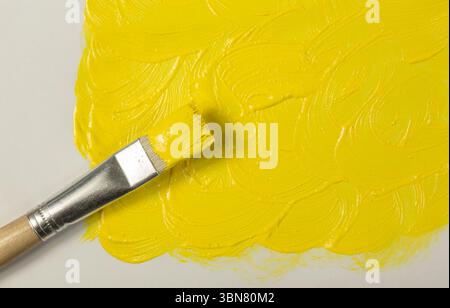 La peinture jaune avec paintbrush Banque D'Images