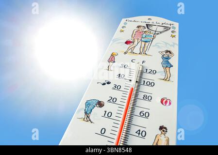 Le thermomètre mesure une température extrêmement chaude de 34 degrés Celsius / 34 °C / 93,2 °F pendant la vague de chaleur / vague de chaleur en été Banque D'Images